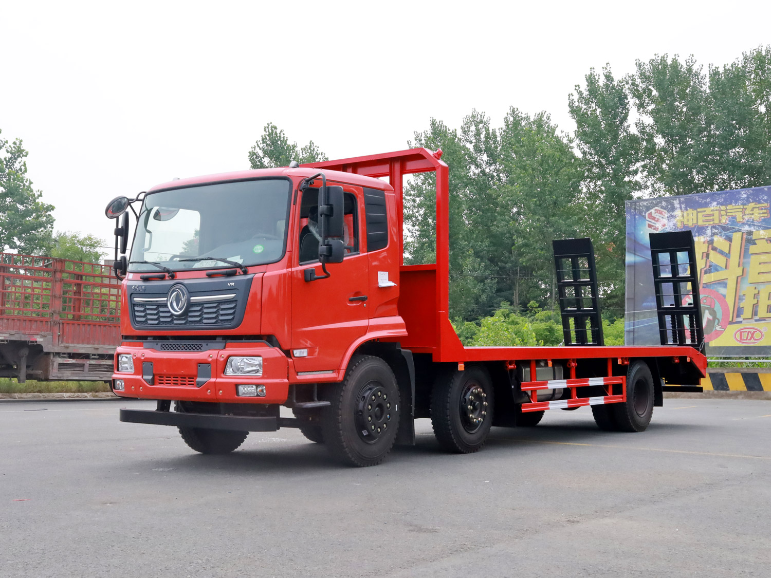 東風(fēng)天錦VR小三軸平板運輸車