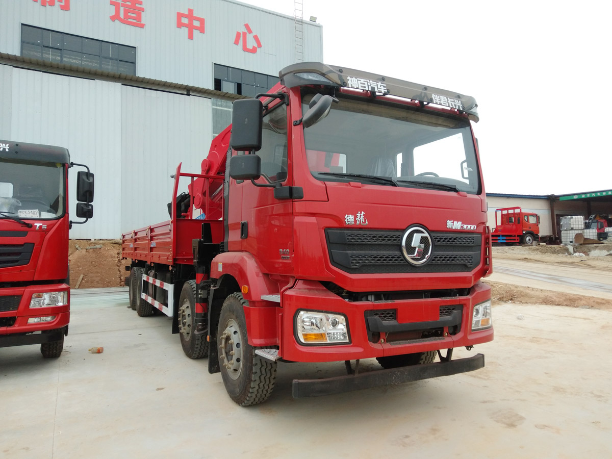 陜汽德龍新M3000牽引頭上裝長(zhǎng)興40噸折臂式吊機(jī)