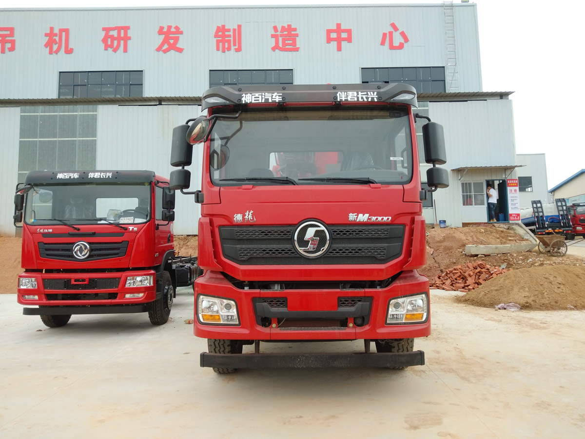 陜汽德龍新M3000牽引頭上裝長(zhǎng)興40噸折臂式吊機(jī)