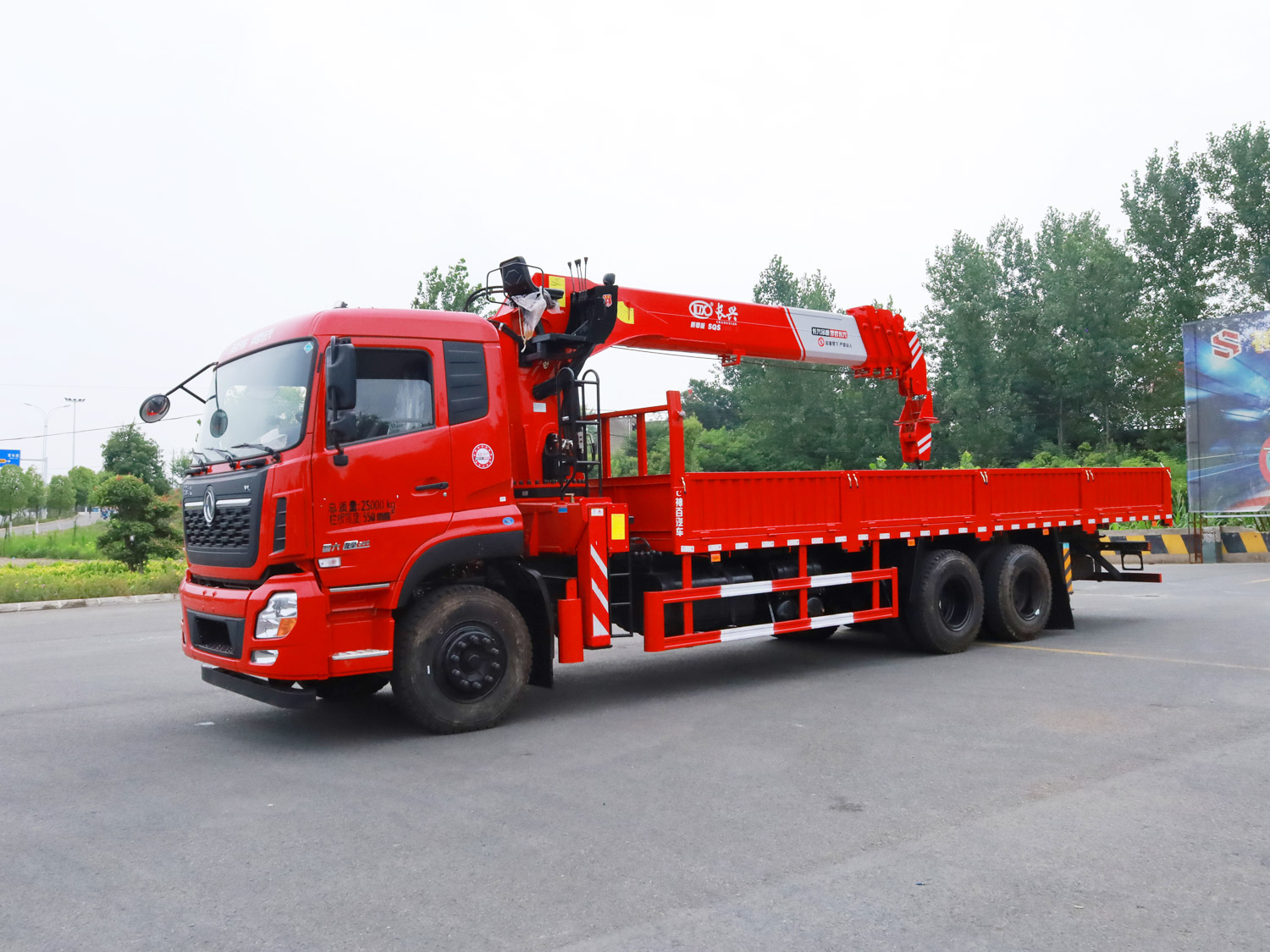 東風(fēng)天龍VL后雙橋上裝長(zhǎng)興12噸直臂式吊機(jī)