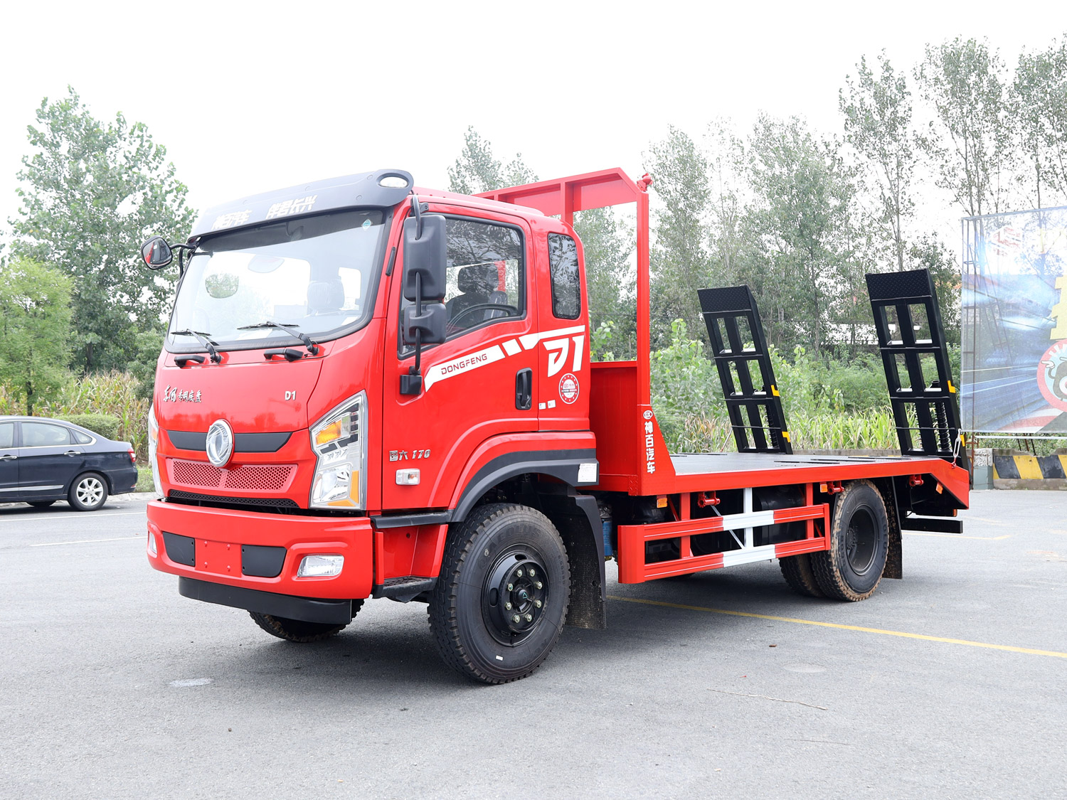東風(fēng)專底D1排半平板運輸車