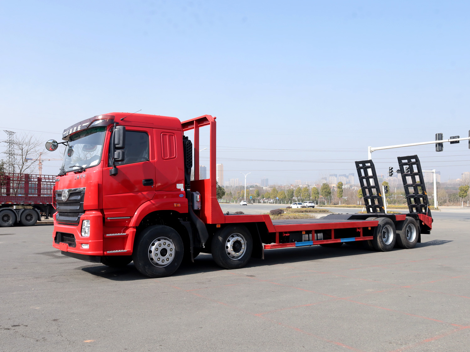 三環(huán)昊龍T5前四后八凹板運輸車