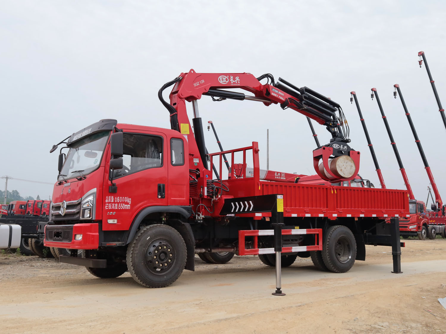 東風(fēng)D912排半上裝長興6.3噸折臂式吊機(jī)（帶夾木器）