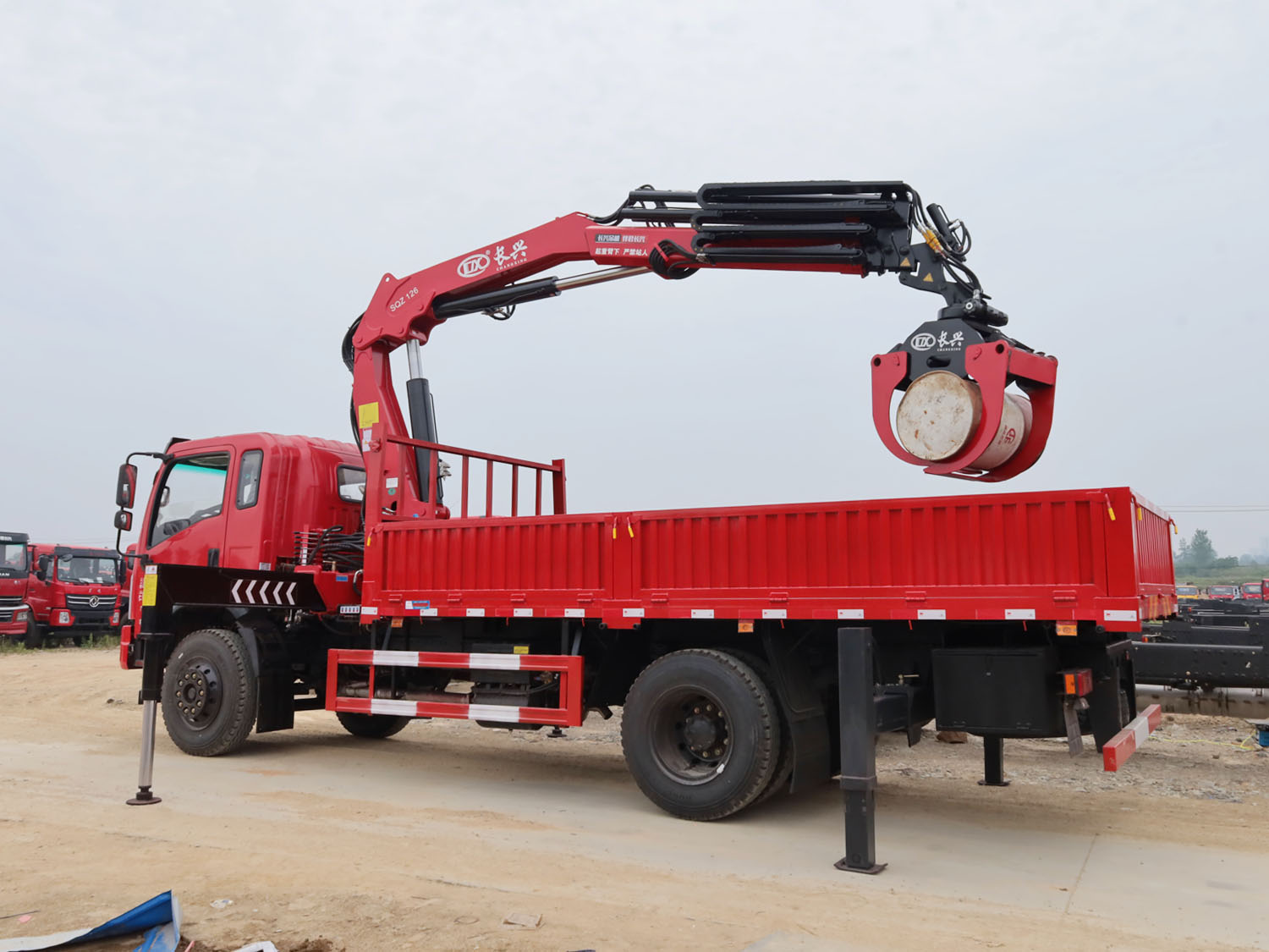 東風(fēng)D912排半上裝長興6.3噸折臂式吊機(jī)（帶夾木器）